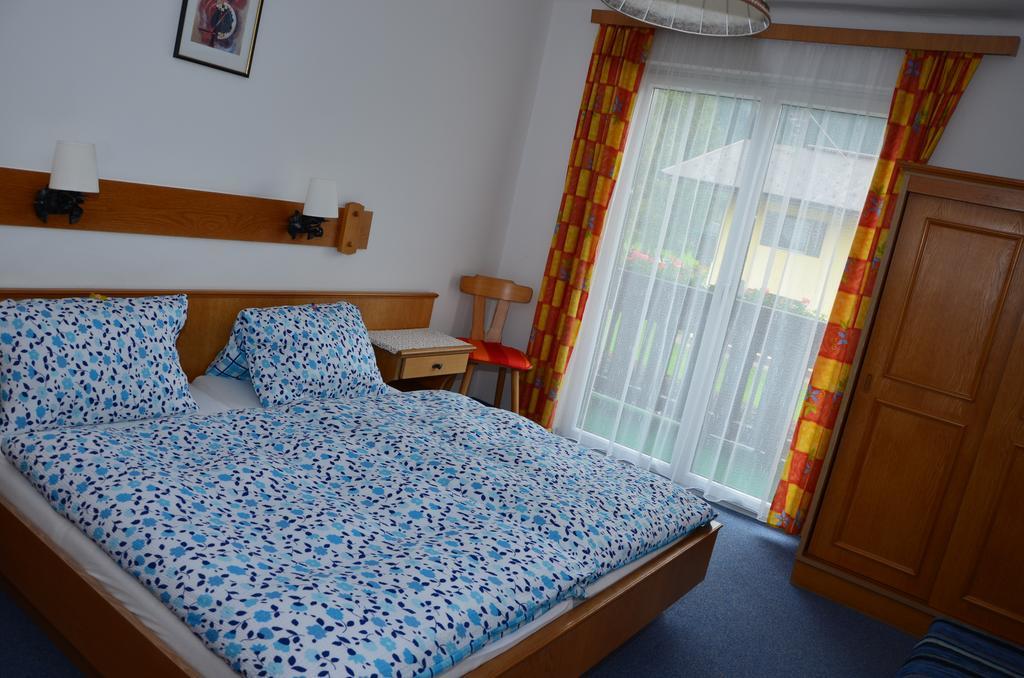 Haus Dachstein Schnitzer Hotel Ебен им Понгау Стая снимка