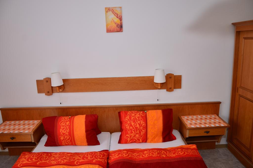 Haus Dachstein Schnitzer Hotel Ебен им Понгау Стая снимка