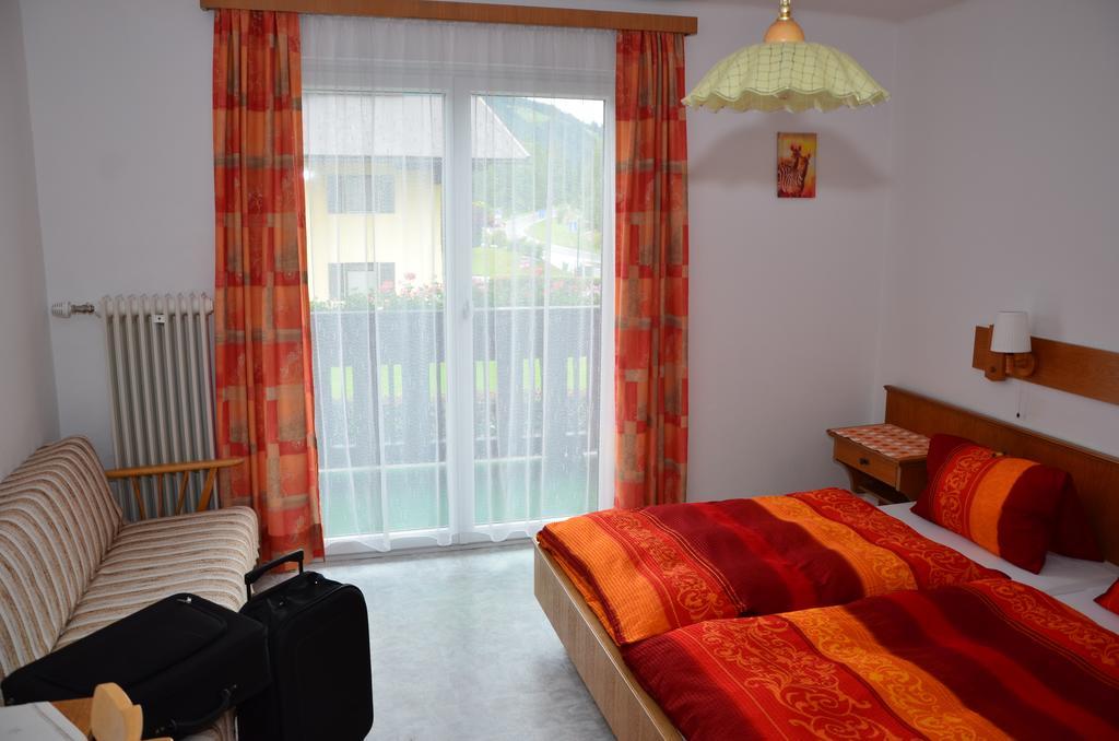 Haus Dachstein Schnitzer Hotel Ебен им Понгау Екстериор снимка