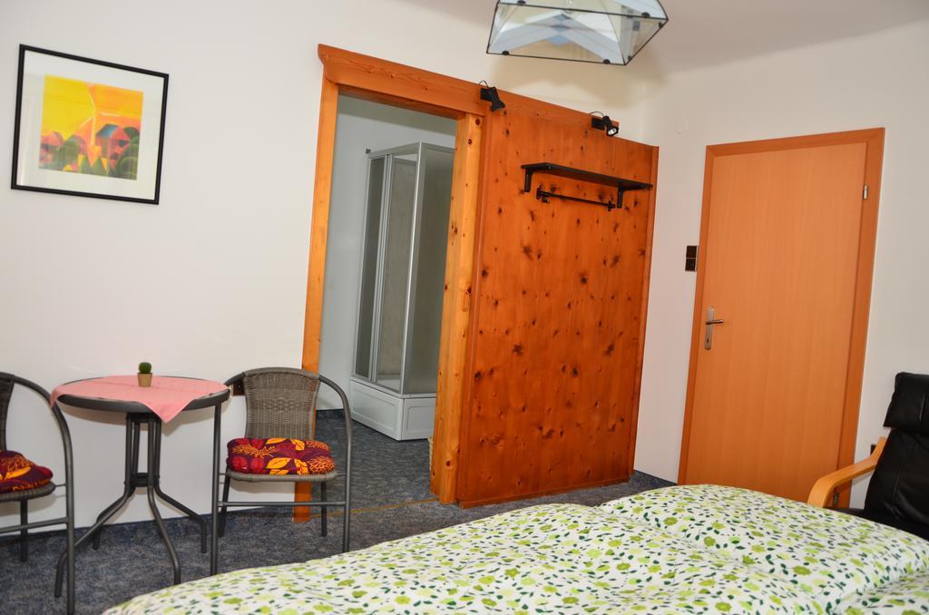 Haus Dachstein Schnitzer Hotel Ебен им Понгау Стая снимка