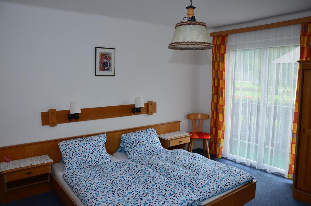 Haus Dachstein Schnitzer Hotel Ебен им Понгау Екстериор снимка