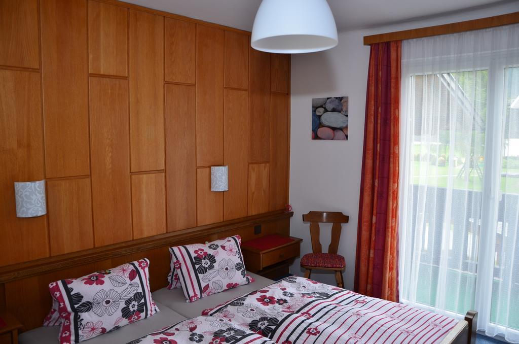 Haus Dachstein Schnitzer Hotel Ебен им Понгау Стая снимка