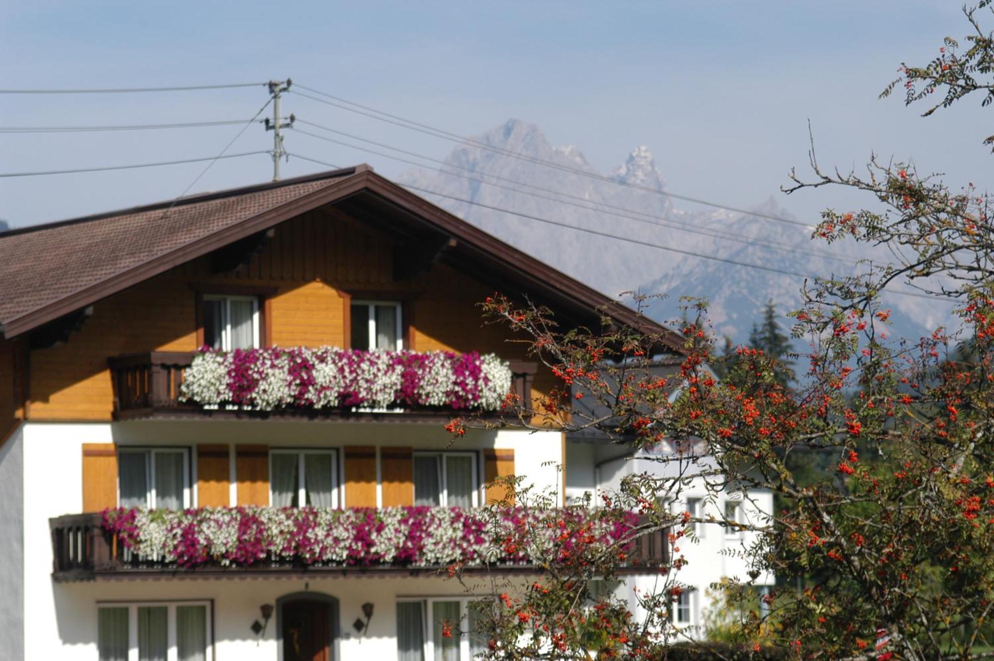 Haus Dachstein Schnitzer Hotel Ебен им Понгау Екстериор снимка
