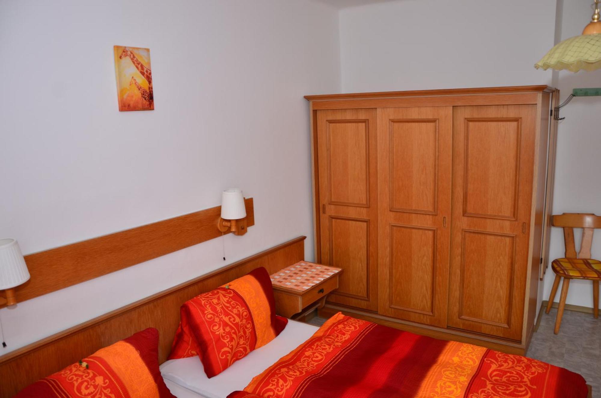 Haus Dachstein Schnitzer Hotel Ебен им Понгау Стая снимка
