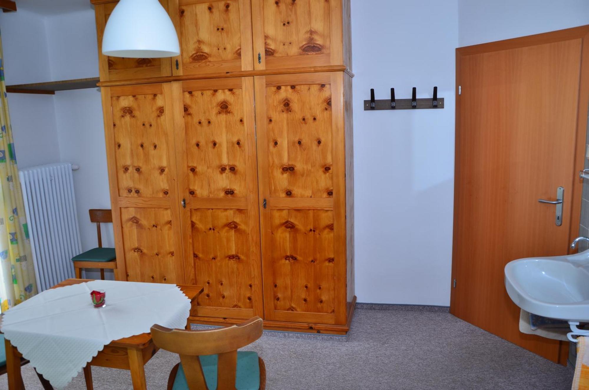 Haus Dachstein Schnitzer Hotel Ебен им Понгау Стая снимка