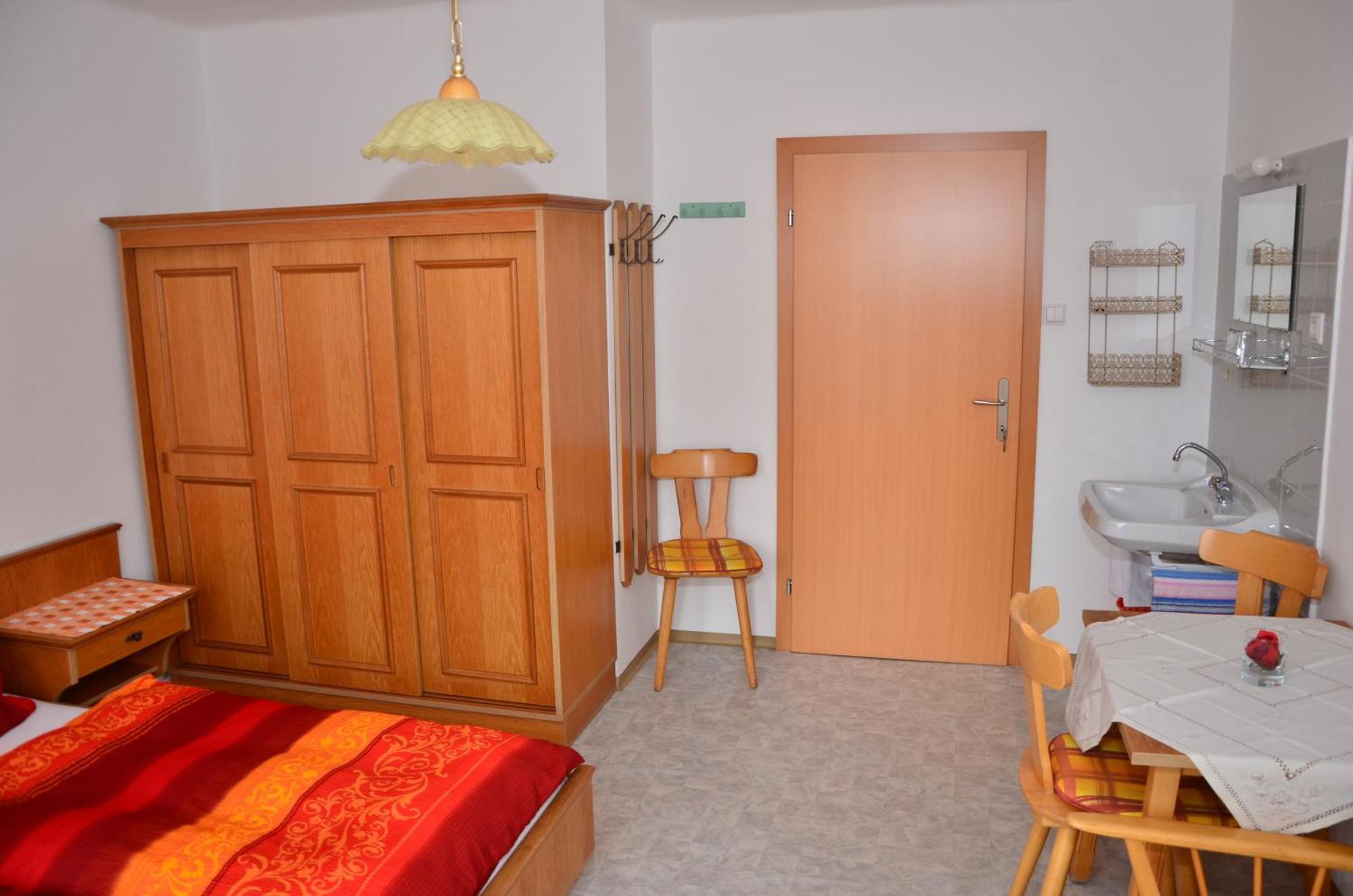 Haus Dachstein Schnitzer Hotel Ебен им Понгау Стая снимка