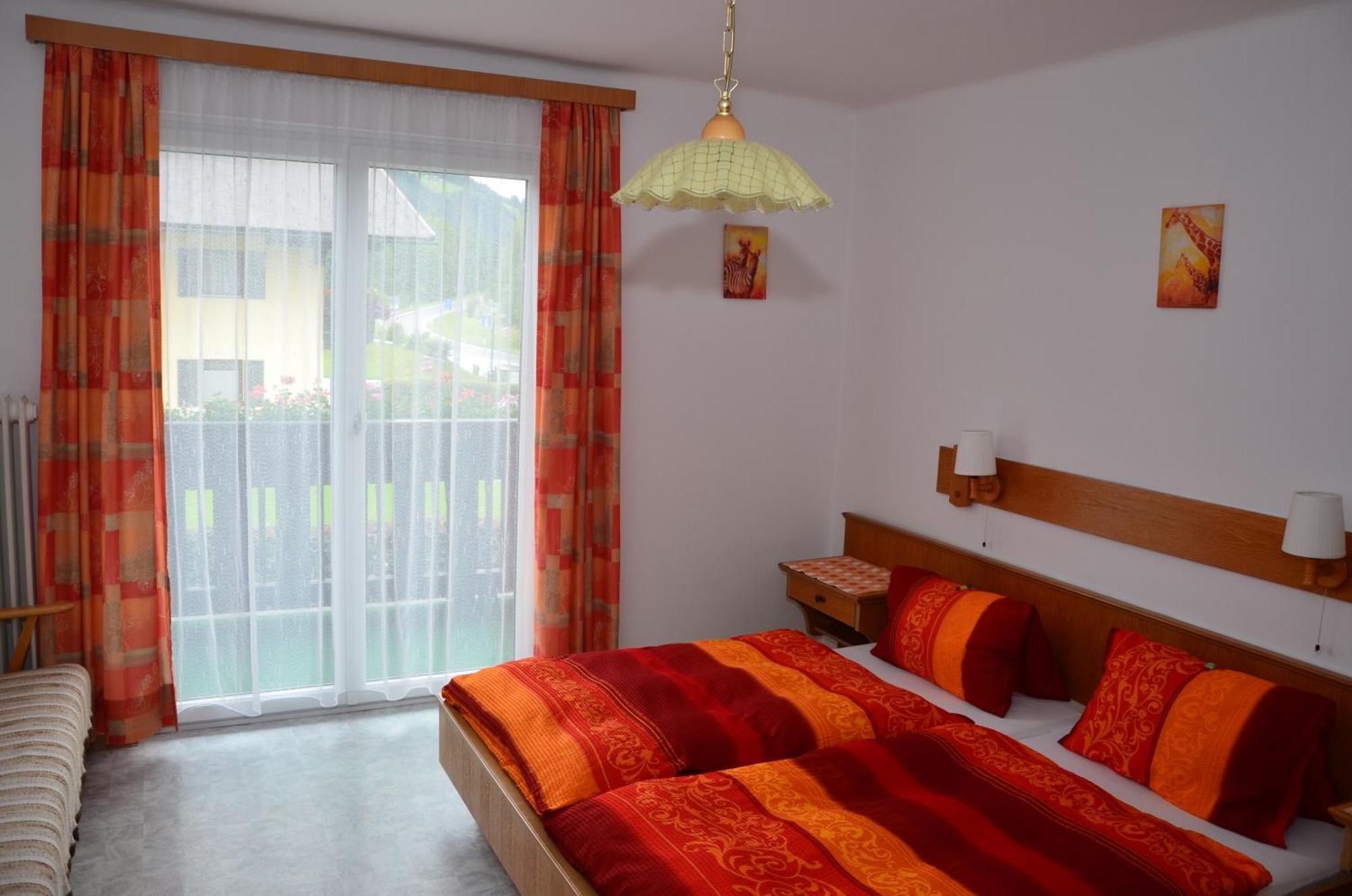 Haus Dachstein Schnitzer Hotel Ебен им Понгау Стая снимка
