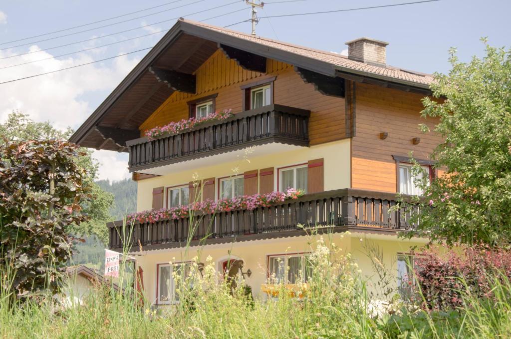 Haus Dachstein Schnitzer Hotel Ебен им Понгау Екстериор снимка
