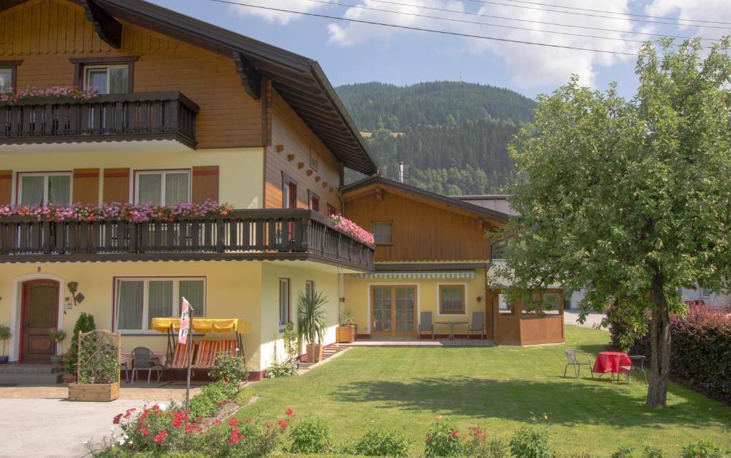 Haus Dachstein Schnitzer Hotel Ебен им Понгау Екстериор снимка